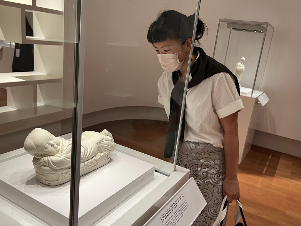 ■筆者參觀香港故宮文化博物館「凝土為器」展廳，對清宮舊藏、宋代「五大名窯」之一河北定窯所燒造的「白釉孩兒枕」印象特別深刻，通過藏品了解過去人類發展的歷史饒有意義。
