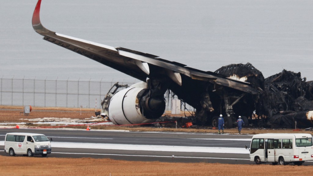 羽田機場一班日航客機撞上海上保安廳的定翼機後起火，損毀嚴重。(路透社)