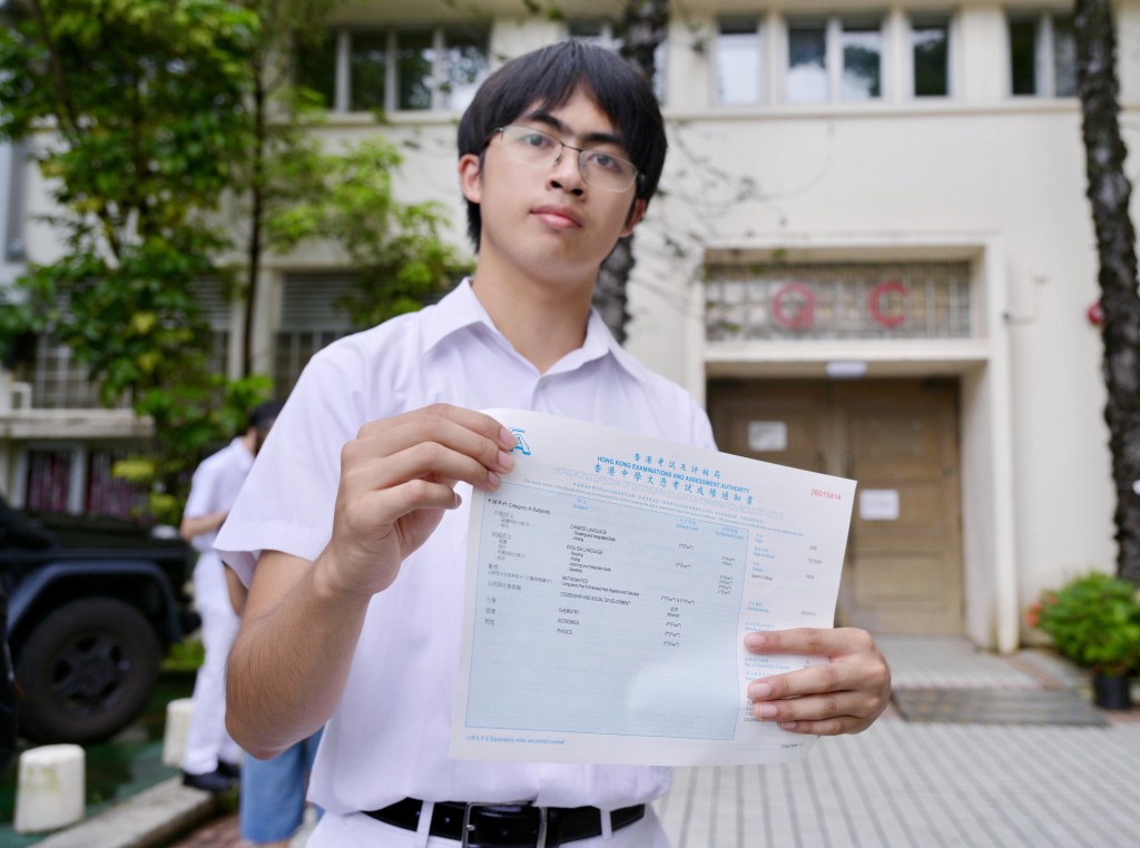 皇仁書院超級狀元吳家穎。 皇仁書院超級狀元吳家穎。