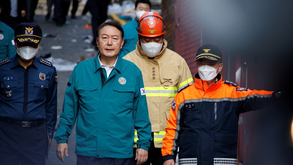 尹锡悦到事故现场视察，并宣布即日起设全国哀悼期。路透社图片