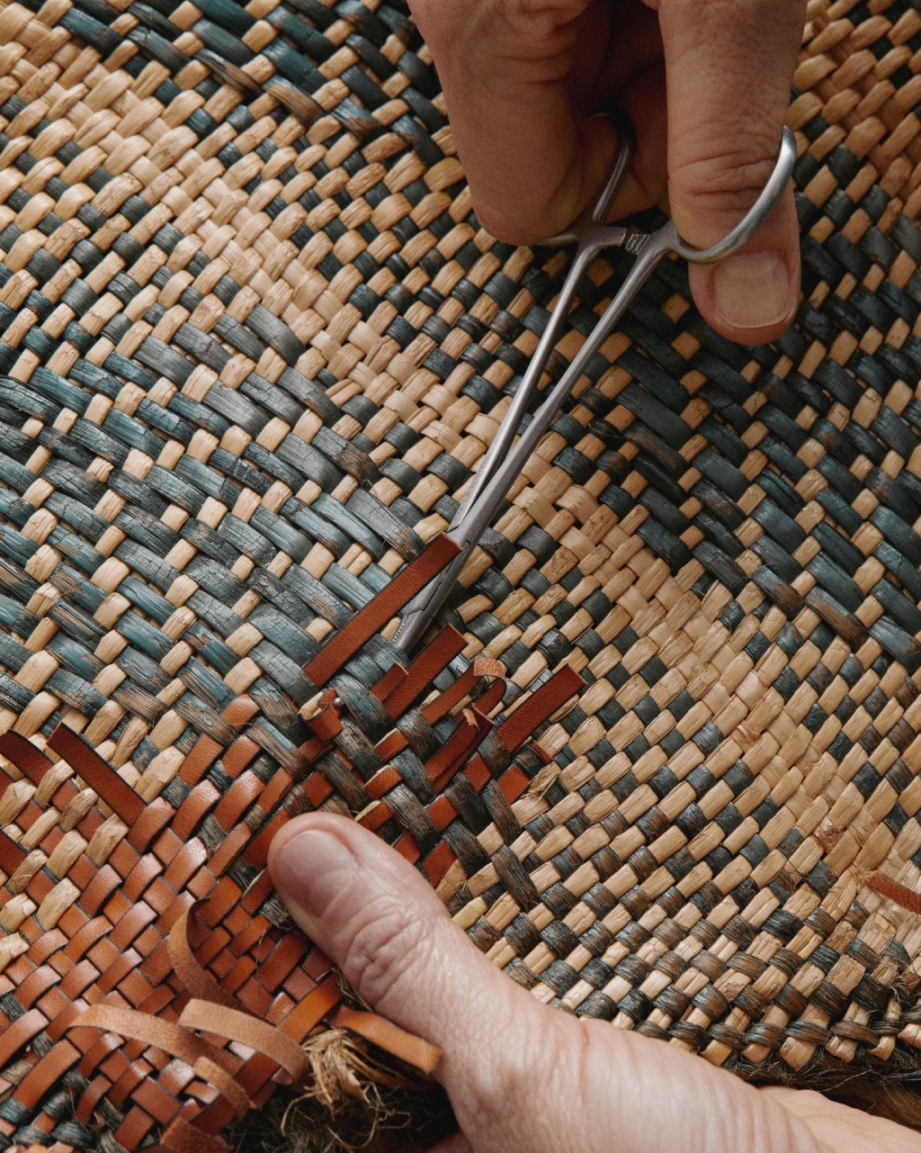 另一位工匠是Iodia Cuesta,同样以织皮工艺为作品重塑新貌。