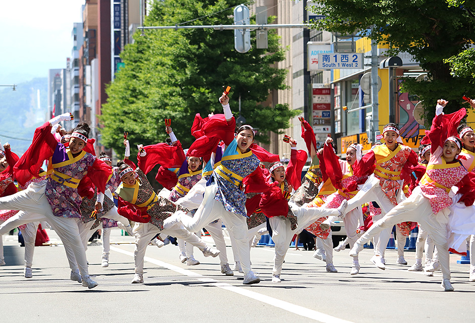 札幌Yosakoi Soran舞祭的表演隊伍，向以活力及笑容見稱。