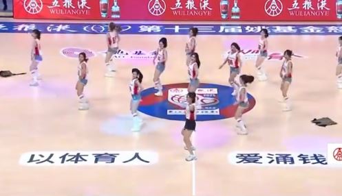 「跨欄女神」吳艷妮變身啦啦隊，展現勁歌熱舞。微博 