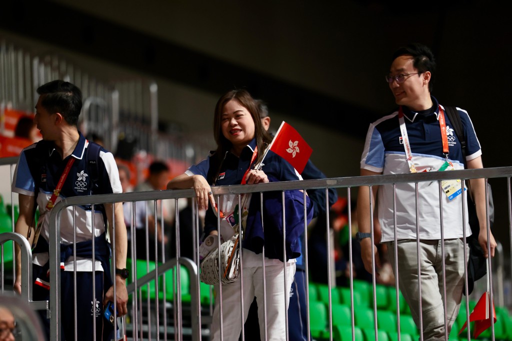 香港文化體育及旅遊局局長羅淑佩及體育專員蔡健斌,親身到愛知縣國際展示場觀賞劍擊項目,見證Ryan入四強,穩奪獎牌。徐嘉華攝 香港文化體育及旅遊局局長羅淑佩及體育專員蔡健斌,親身到愛知縣國際展示場觀賞劍擊項目,見證Ryan入四強,穩奪獎牌。徐嘉華攝