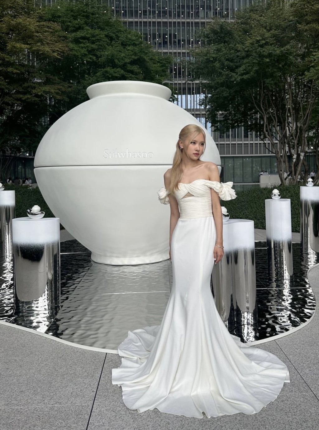 早前BLACKPINK Rose出席品牌活动选穿了一袭Gambattista Valli的白色嫁衣配合主题。（IG@roses_are_rosie）