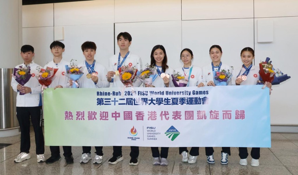 香港乒乓球隊在七月份的世大運大豐收,回港後在機會大合照,當然少不了兩銅得主的吳詠琳(右四)。資料圖片 香港乒乓球隊在七月份的世大運大豐收,回港後在機會大合照,當然少不了兩銅得主的吳詠琳(右四)。資料圖片