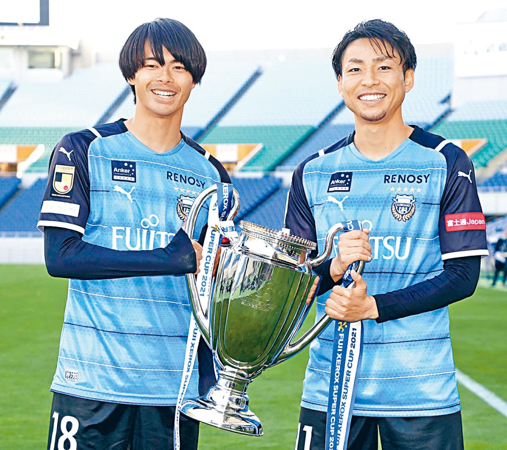 ■三笘薰（左）和小林悠上周六领川崎夺日超杯，为衞冕日联打下强心针。