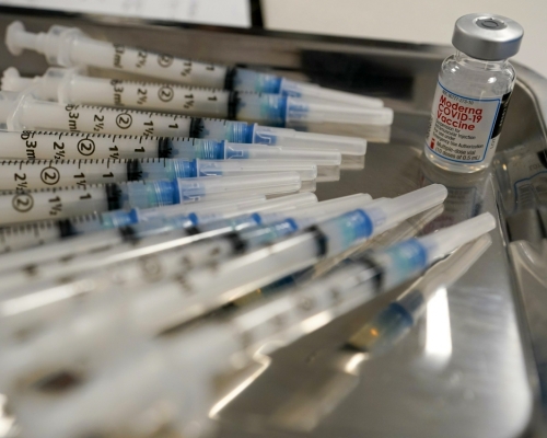 美國公布分享首批2500萬劑新冠疫苗詳情。AP圖片