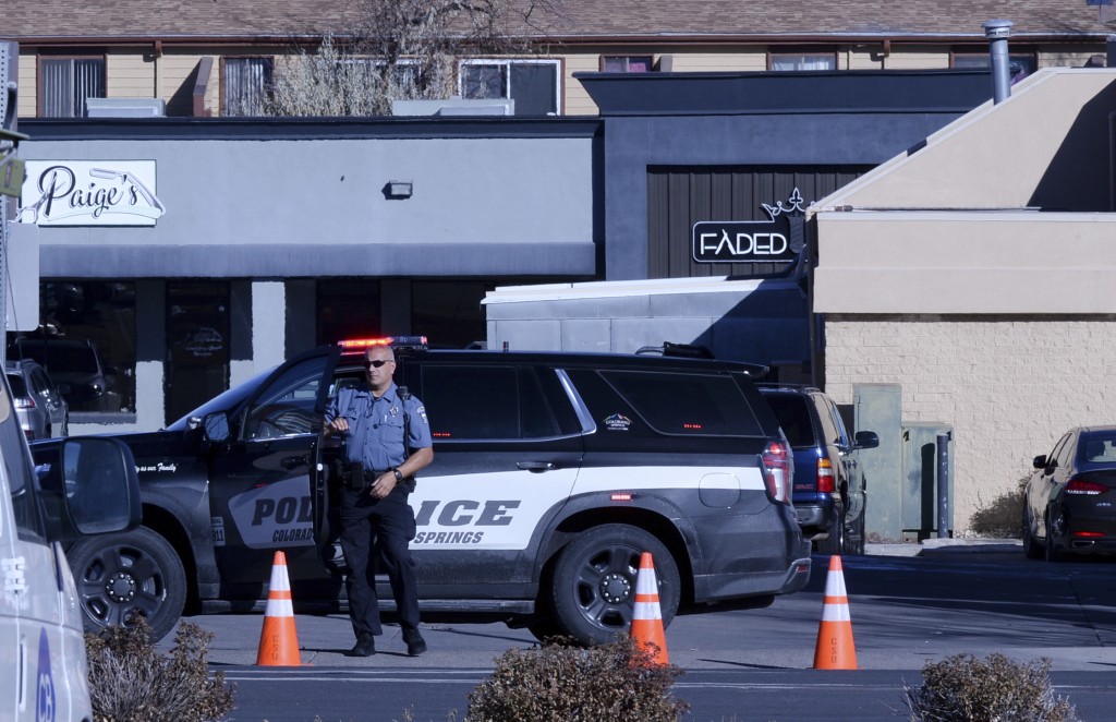 警方指在店內發現多支槍械，正調查槍械擁有者身份。AP