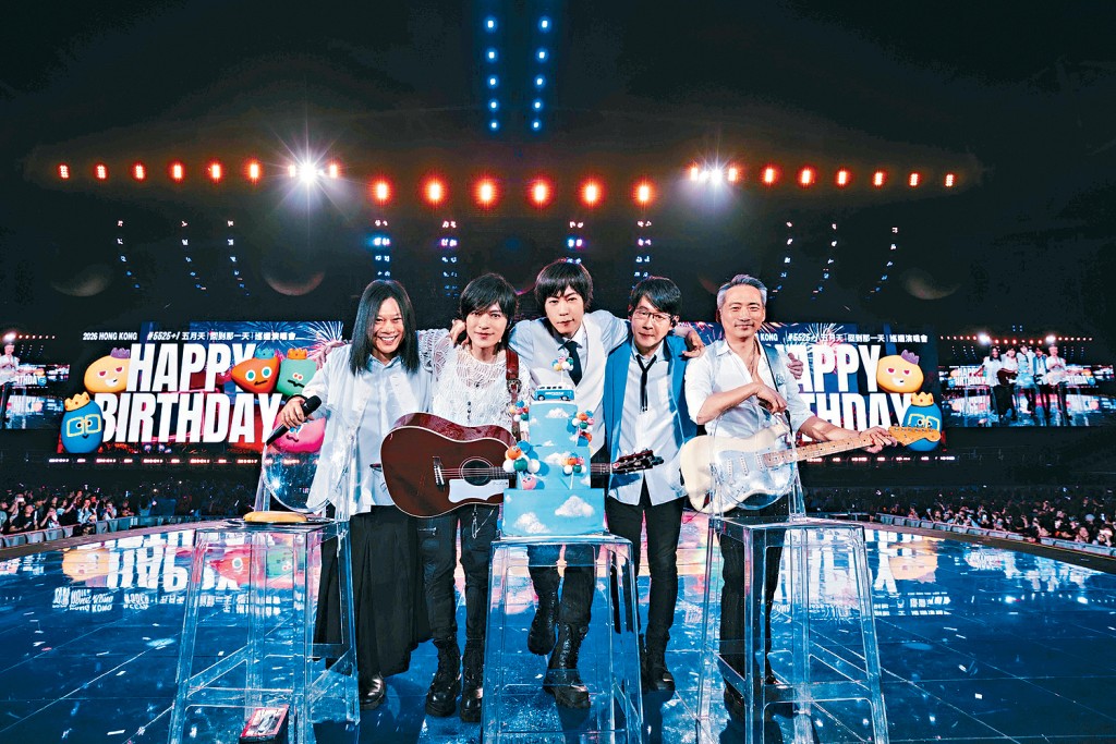 五月天《回到那一天》25周年巡迴演唱會在香港尾場，歡慶成團日生日快樂。