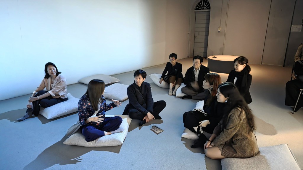 羅淑佩親身支持香港展，並與參展藝術家伍韶勁（左三）及許開嬌（右一）現場交流。