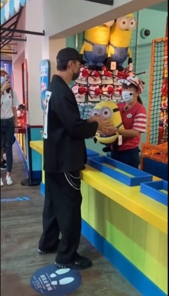 被目睹在攤口玩遊戲。