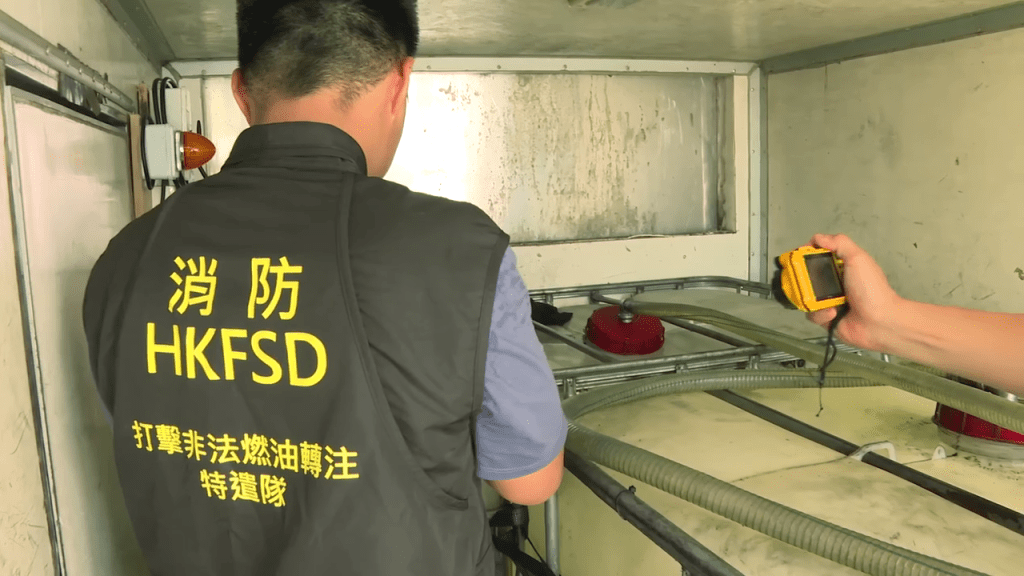 消防處打擊非法燃油轉注特遣隊人員在場搜證。消防處圖片 消防處打擊非法燃油轉注特遣隊人員在場搜證。消防處圖片