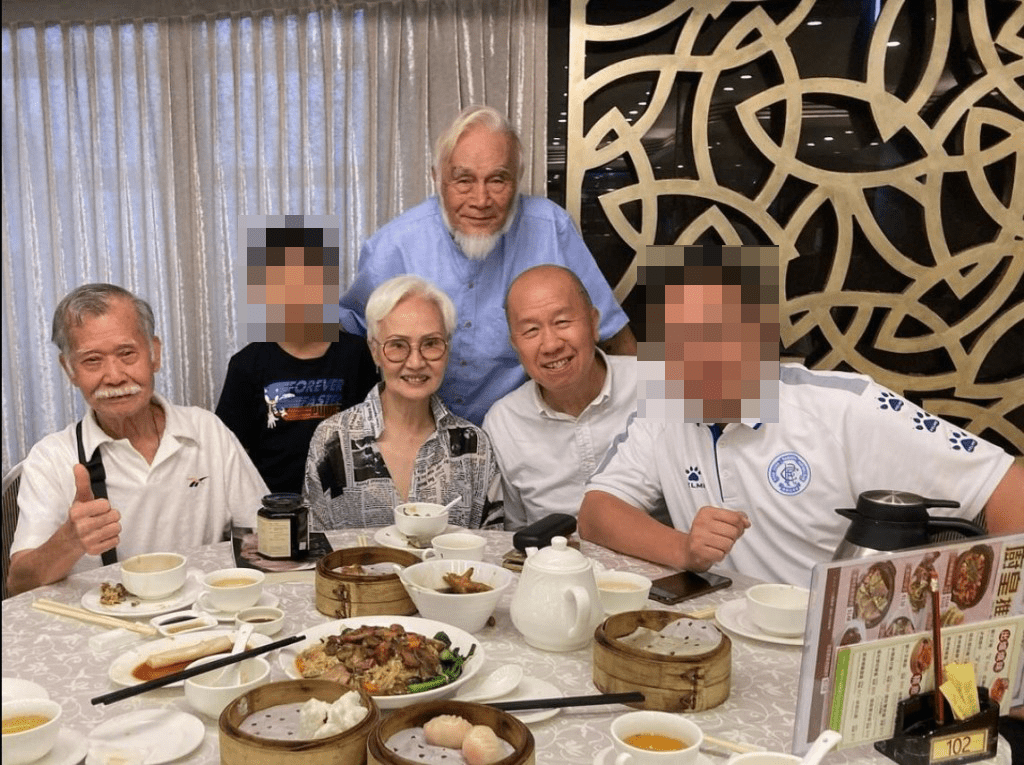 唐佳與雪妮是行內公認的恩愛夫妻,結婚半世紀都形影不離,鶼鰈情深。 唐佳與雪妮是行內公認的恩愛夫妻,結婚半世紀都形影不離,鶼鰈情深。