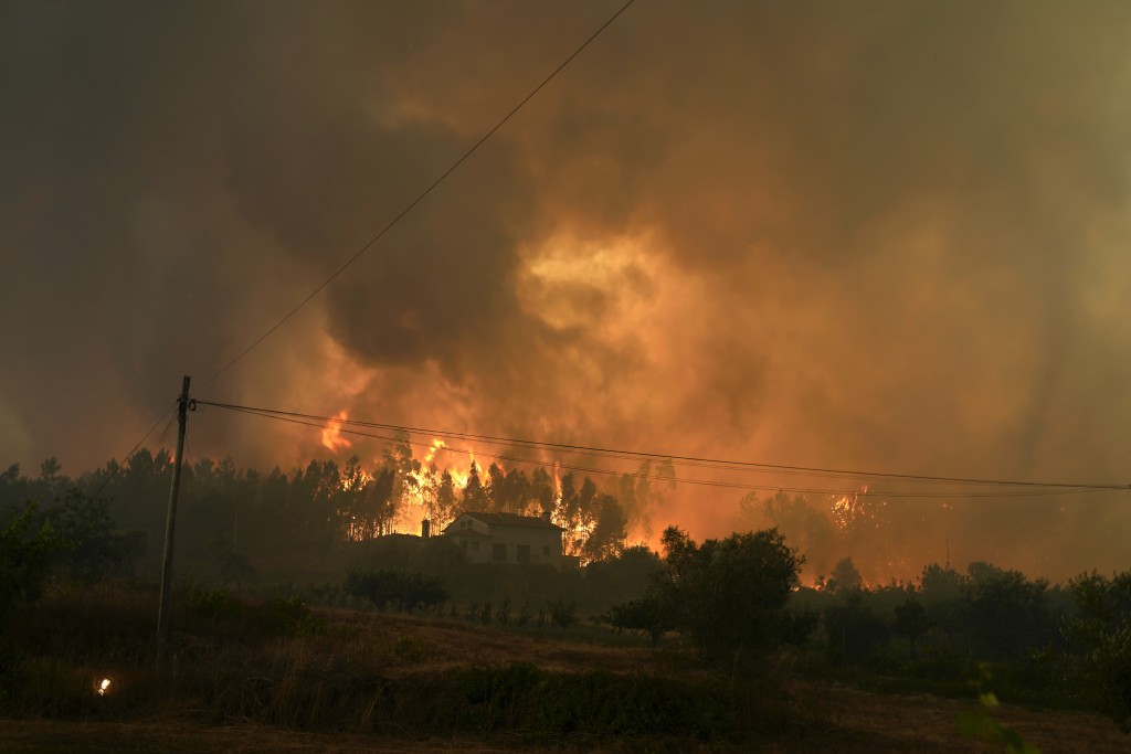 葡萄牙持續高溫令山火蔓延。AP