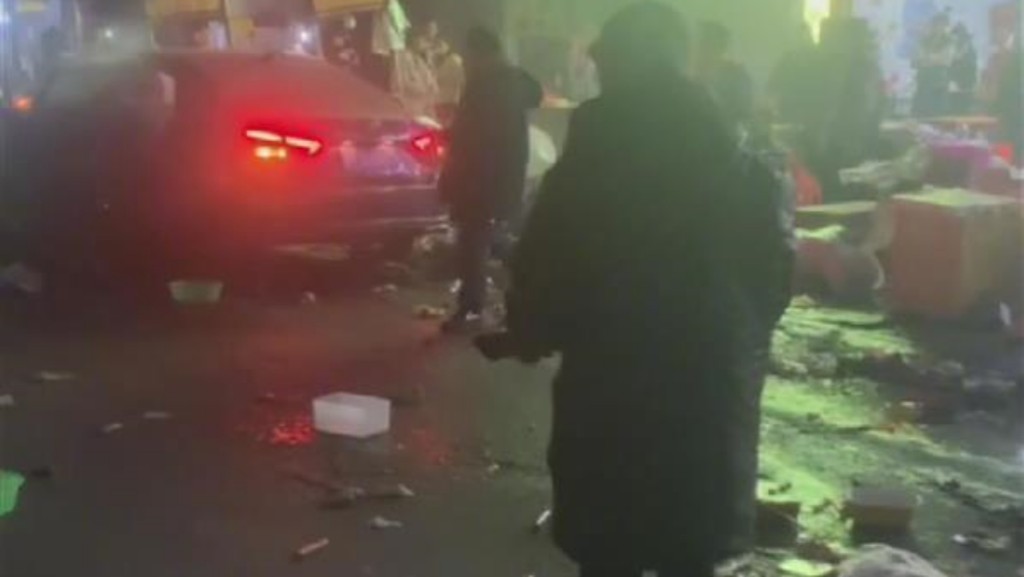 私家车撞入夜市。网图