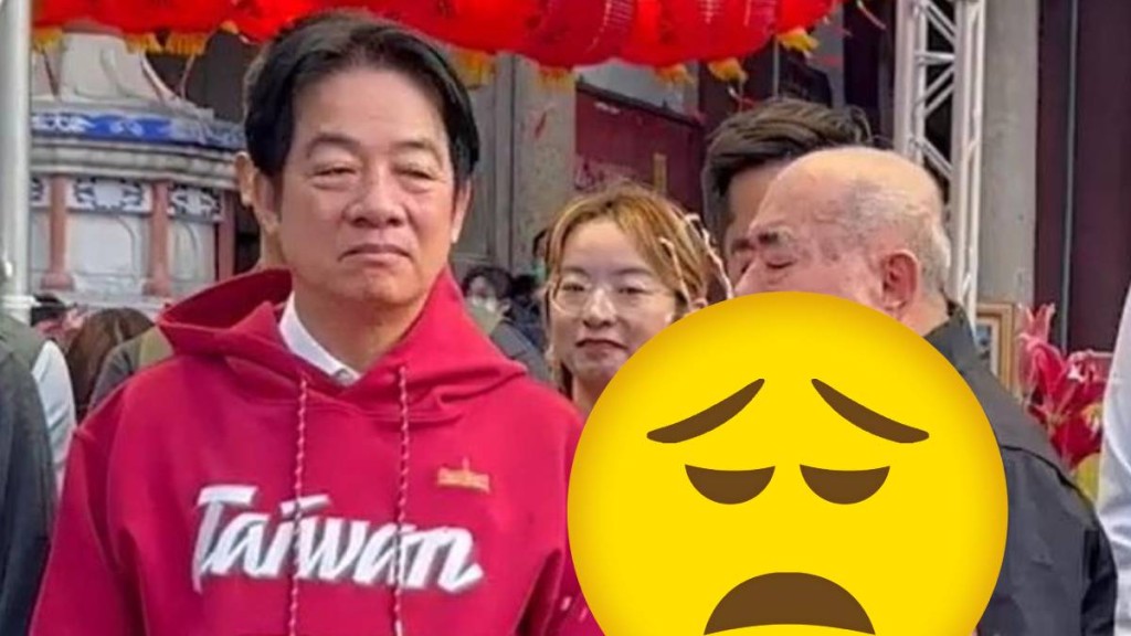 廟宇主委林培火(右)身體不適突然嘔吐，穢物噴灑到賴清德身上。自由時報