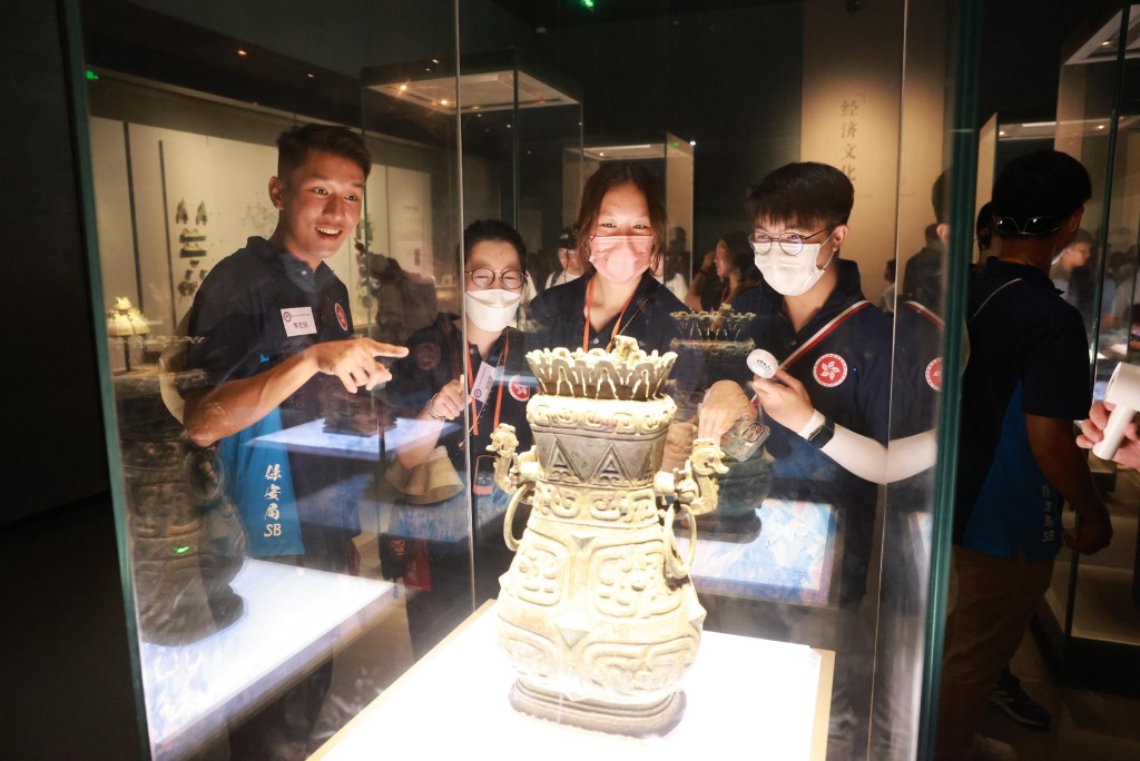 青年学员在西安参观陕西历史博物馆。政府新闻处