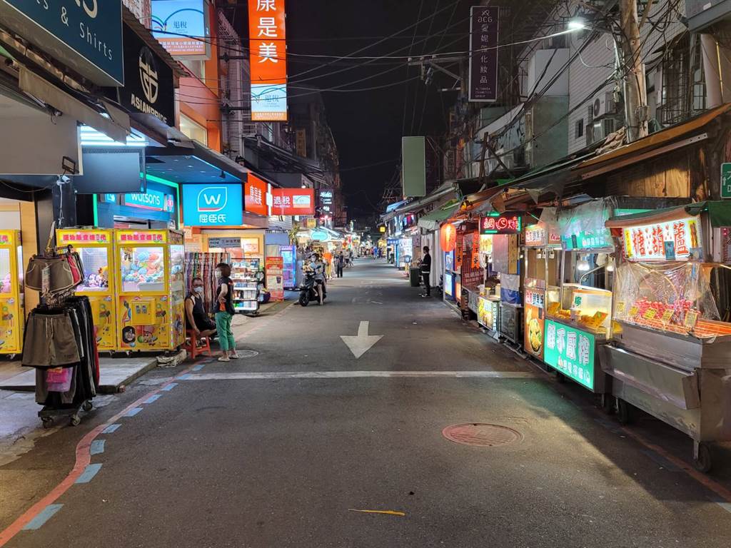 台灣士林夜市商販比顧客還要多。網上圖片