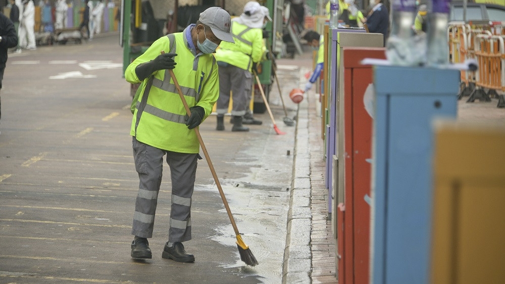 工人清洁街道。资料图片