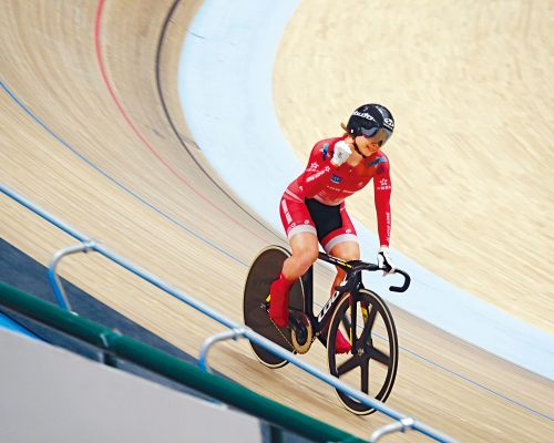 陕西全运女子争先赛，李慧诗冲线后握拳庆祝。