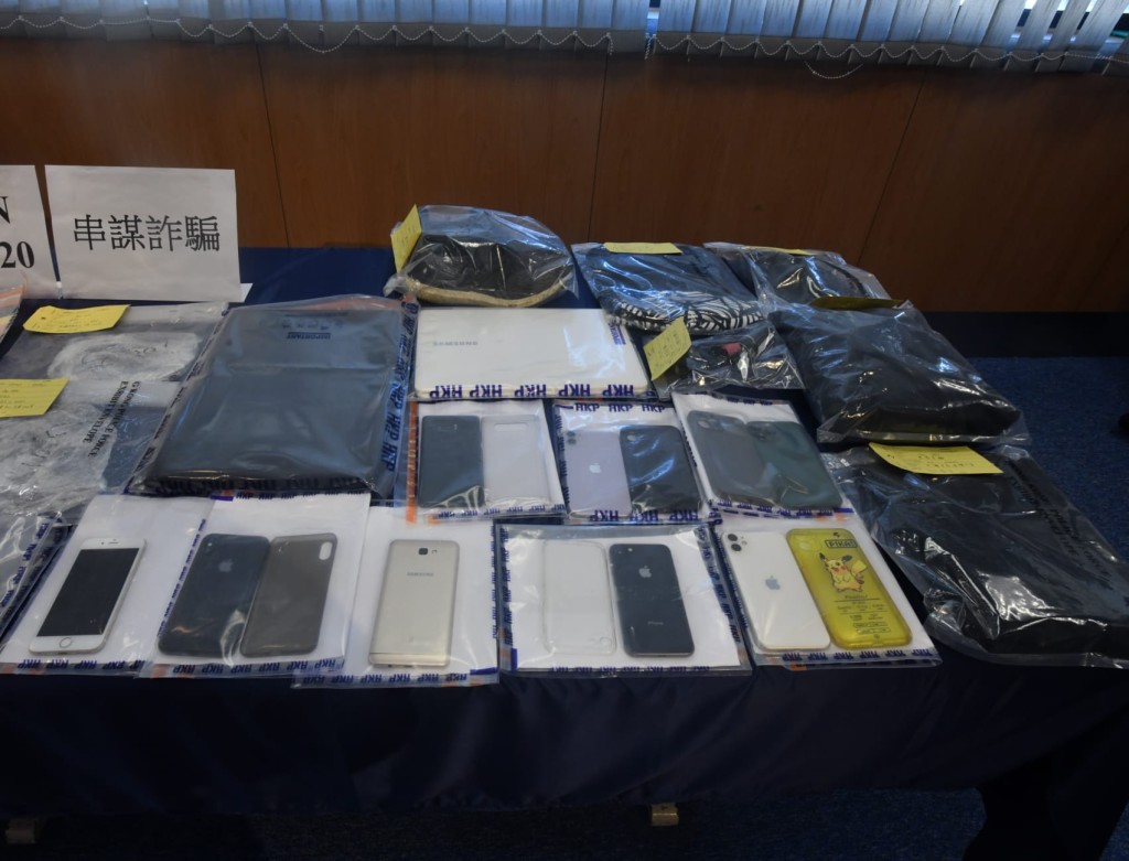 警方展示涉案衣物和電話電腦。