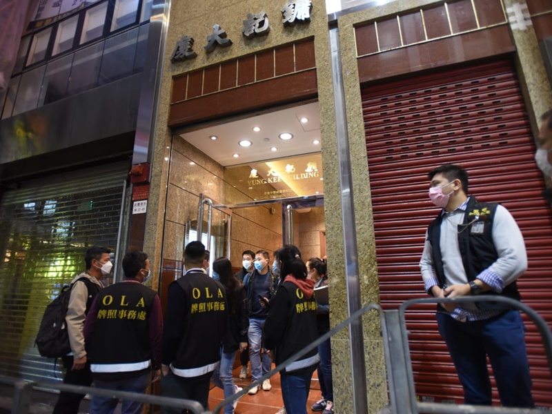 人員進入中環威靈頓街32至40號一幢大廈查牌。尹敬堂攝