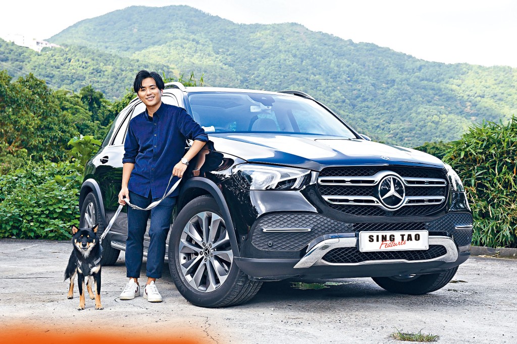 GLE450車身雖然大,但Dennis覺得其電子懸掛在迂迴彎路控制得很平穩,自己及愛犬Woody都坐得很舒適。