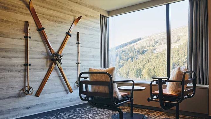 置身廣達一百平方米的Skier's Suite Room，可賞到滑雪場及室外的自然美景。