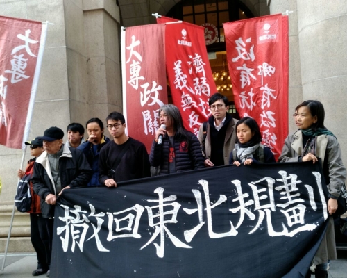 社民連成員到庭外支持。