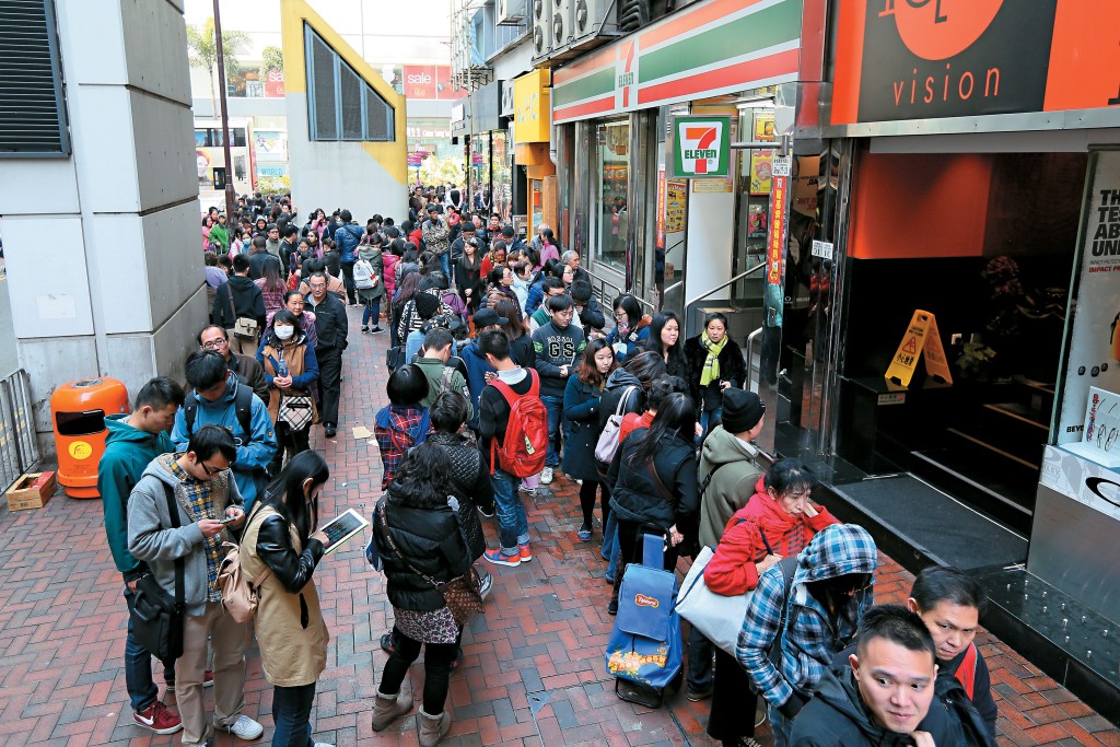 珍妮曲奇店門外排隊購買的極長人龍，一度成為「香港奇景」。（資料圖片）