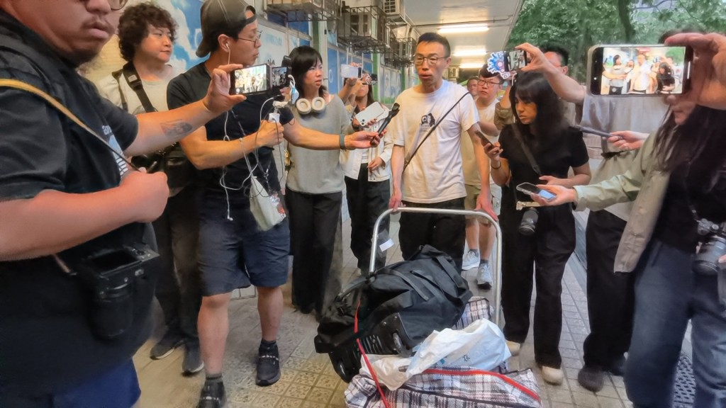 宏泰閣居民譚先生火災後大感無力:「無得揀嘅喎香港人。」 宏泰閣居民譚先生火災後大感無力:「無得揀嘅喎香港人。」