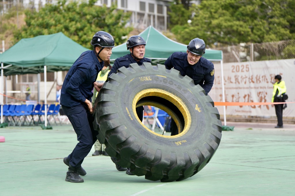 障礙挑戰最後一節，參賽者要將重達160公斤的大車胎，以托反方式來回運送，縱然是訓練有素的精英，亦顯得相當吃力。