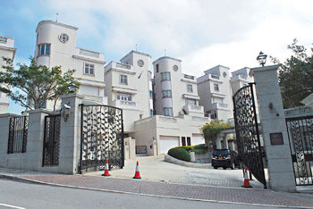 ?窆遇劫屋苑共有四幢七層高住宅，以及八座獨立屋。