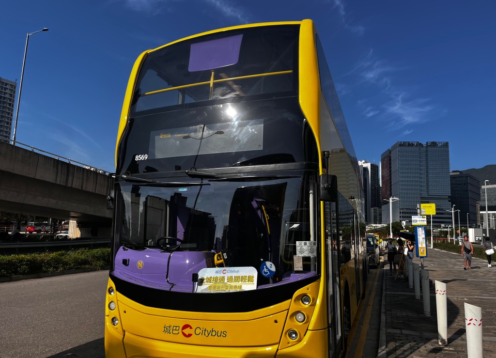 全新城巴皇崗專線 B13、B14及 B15 號線。 全新城巴皇崗專線 B13、B14及 B15 號線。