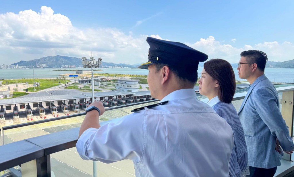 為迎接訪港旅客及應對人流車流，香港海關積極部署，制訂一系列措施，確保各口岸通關暢順。香港海關FB圖片