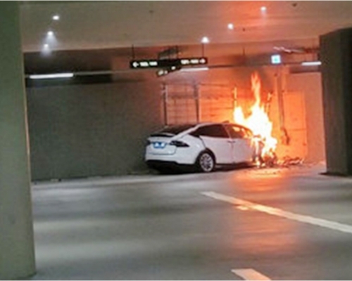 南韓一部Tesla突失控撞牆，車主不治身亡。網圖