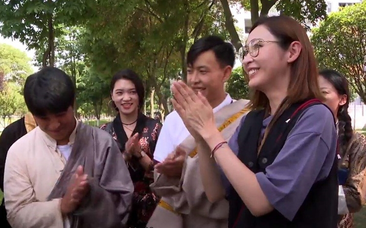 陳貝兒見證一班來自多個少數民族的農村學生大學畢業,非常感動,連聲道賀。