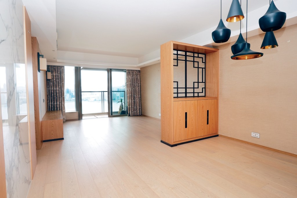 大廳空間闊落，利用家具設計劃分客飯廳。