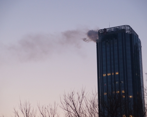 天津一间商厦，两日前发生大火，造成10人死亡（网上图片）