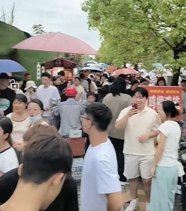 「雞排哥」李俊永網上爆紅後，大量民眾到景德鎮排隊買他的雞扒。