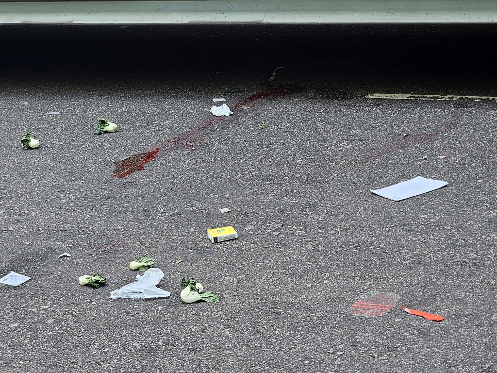 地上遺下一灘血漬。