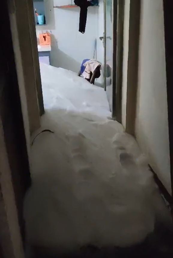 有居民未关窗被积雪涌入屋。影片截图