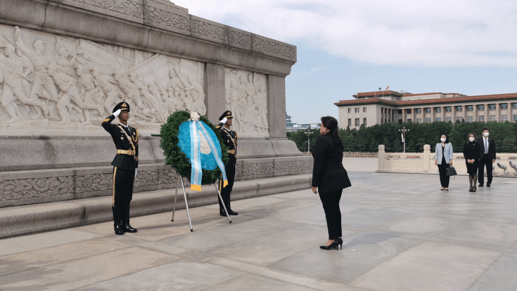 洪都拉斯总统卡斯特罗向人民英雄纪念碑敬献花圈。中新社