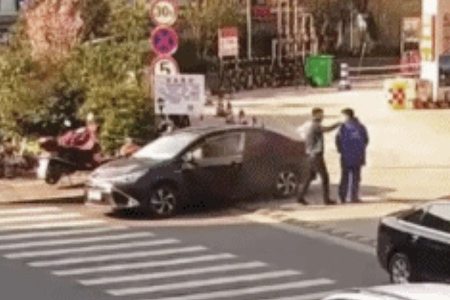 李男被灭火筒喷了之后，气愤地下车，掴了对方一巴掌。　影片截图