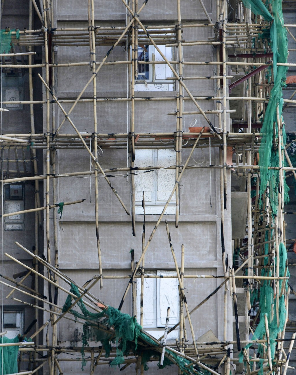 他又透露发泡胶封住窗户的做法并非常见，通常会用“中空板”，自己首次在宏福苑使用发泡胶封窗。资料图片