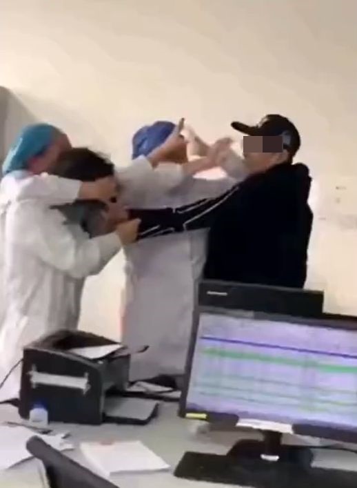 男子不滿醫院拒絕懷孕妻子回家, 竟毆打醫生。網圖
