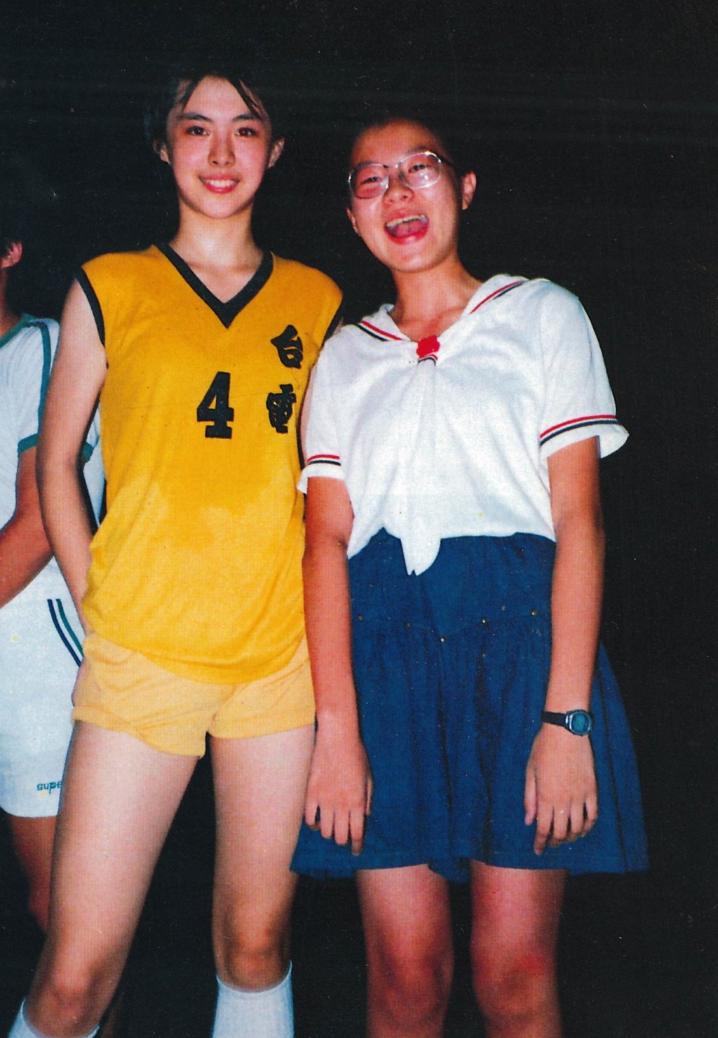 王祖贤年轻时打篮球的照片，样子看得出相当青涩稚气。