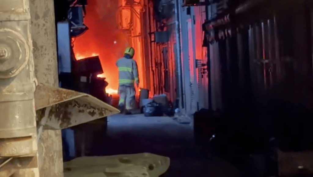 現場火光熊熊。