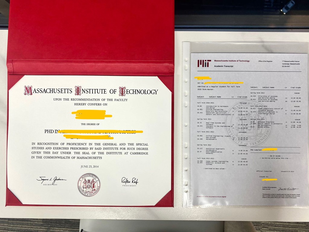 “留学咨询”人员发送麻省理工的学位证书及成绩单的相片。